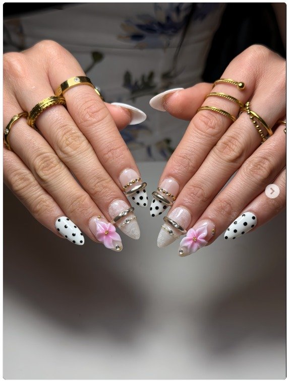 30 Minimalist & Bold Short Nails Art Ideas You'll Love 3 Minimalist Pastel Dots