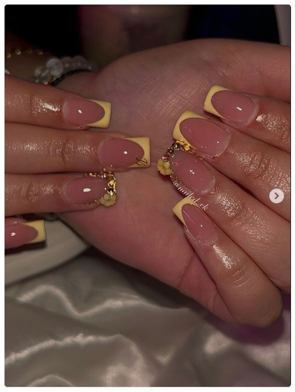 30 Minimalist & Bold Short Nails Art Ideas You'll Love 4 Micro French Tips
