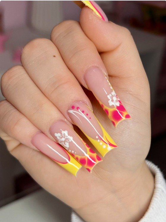 30 Minimalist & Bold Short Nails Art Ideas You'll Love 6 Negative Space Geometrics
